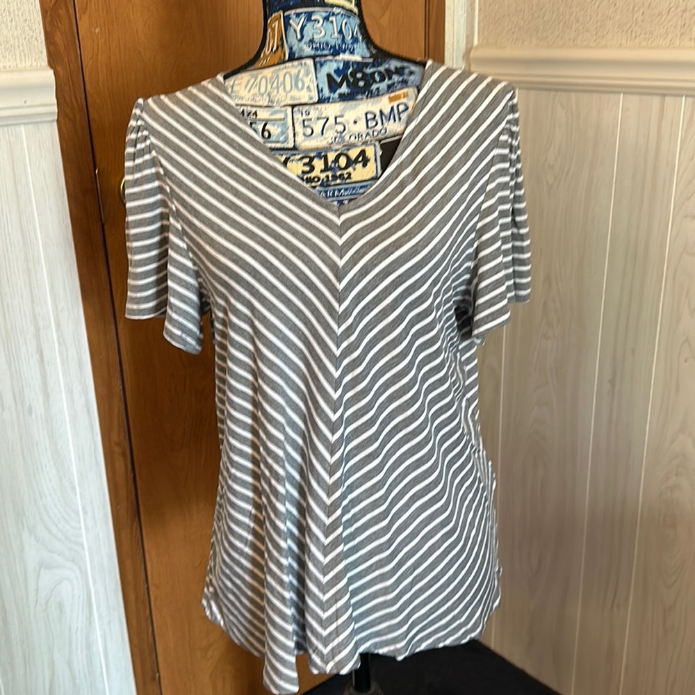 Cable & Gauge flow knit top V Neck NWT